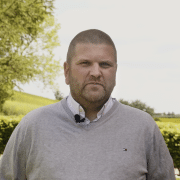 Et billede af svineproducent Michael Rasmussen, der anvender EP-produkter til sine søer